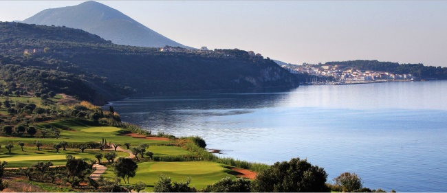 Вид на город Пилос с поля Bay Course. Фото: Costa Navarino Гольф в Costa Navarino: стать частью истории