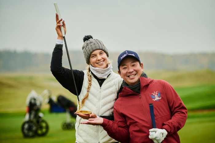 На закрытие сезона 9 октября в MillCreek Golf Club дизайнер и Japan PGA Golf Professional - Yoshimasa Ishizuka сделал специальную номинацию "Beat the Pro", и все, кто оказался ближе гольф-профессионала к лунке, могли выиграть новый паттер ручной работы из Японии! Не зря его выбрала Марина Полина, член сборной России по гольфу.