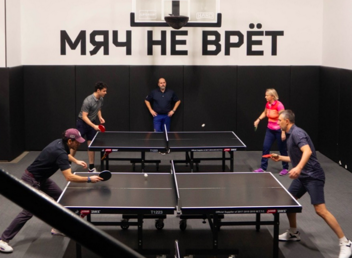 Двоеборье теннис-гольф в Playground
