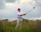 Дональд Трамп выбил 73 (+1) в "дождливую и ветреную погоду" 