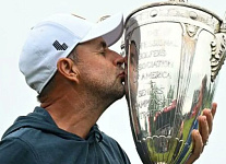 Гольфист из LIV Golf триумфально дебютировал на "ветеранском" мейджоре
